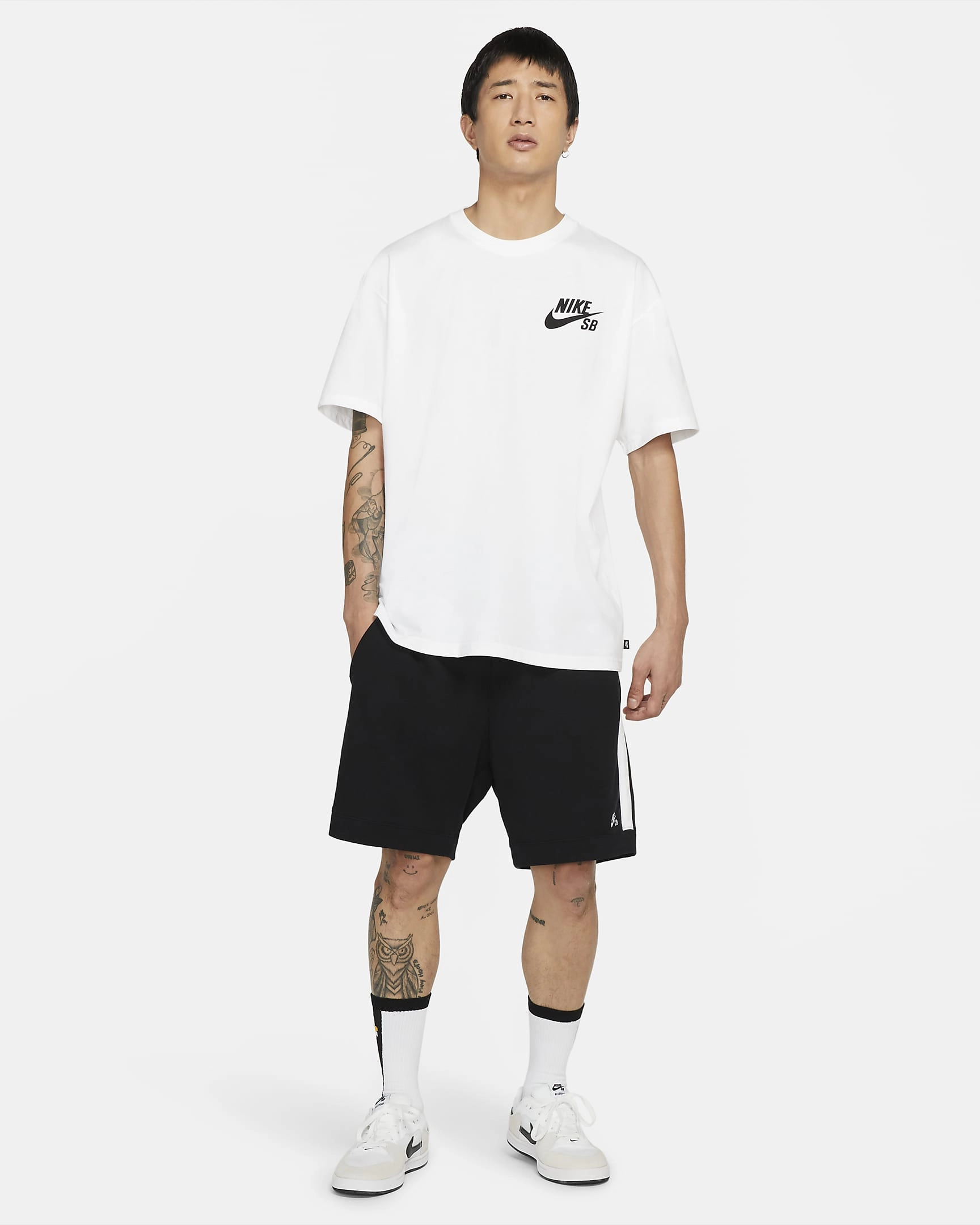 Nike SB Logo Tee: Skate in Style – Fresh Threads for Your Next Session
