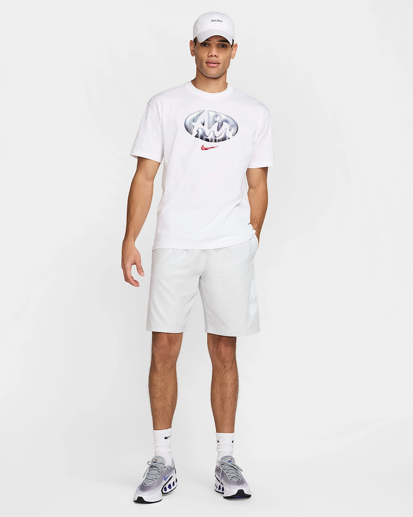 Nike Max90 T-Shirt: Heritage Cool - Classic Sportswear for the Modern Man.